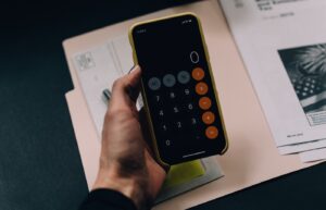 Eenvoudige boekhouding: documenten en rekenmachine op tafel