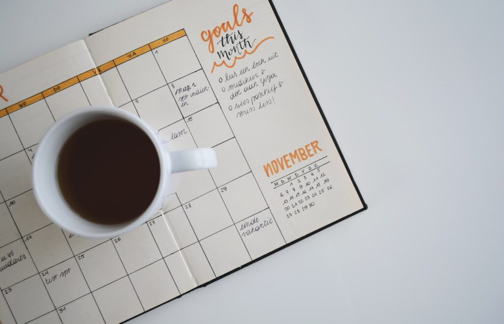 Mentale kant van ondernemen: koffie en kalender op werkplek