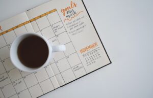 Mentale kant van ondernemen: koffie en kalender op werkplek