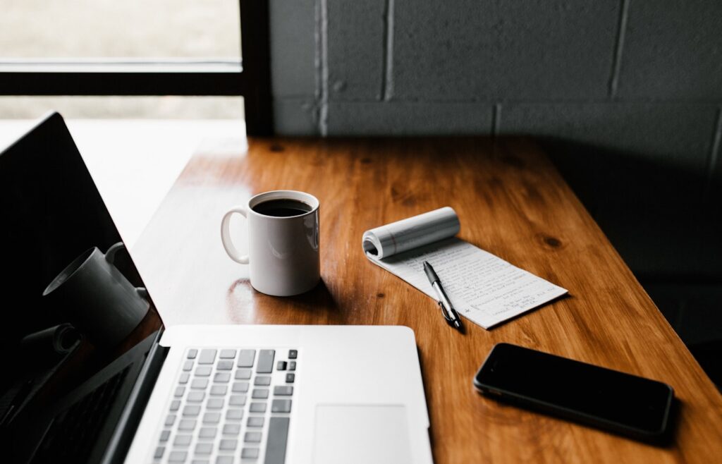 Productiviteit voor solo-ondernemers: opgeruimd bureau met laptop