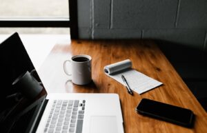 Productiviteit voor solo-ondernemers: opgeruimd bureau met laptop