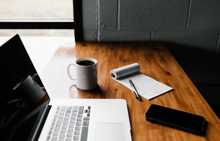 Productiviteit voor solo-ondernemers: opgeruimd bureau met laptop
