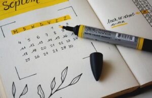 Time-management voor zelfstandigen: agenda en planner op bureau
