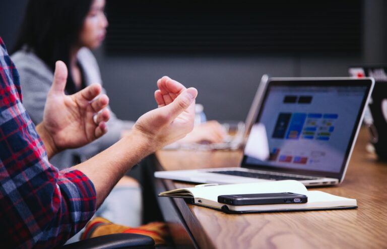 Werken aan je bedrijf: laptop met overzicht en planning